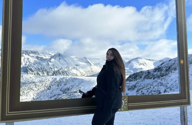 صورة بإطار مطلّ على الجبال