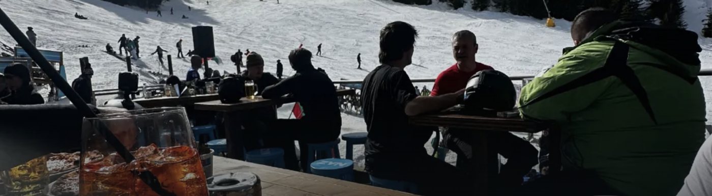 جلسة على شرفة مطلّة على المنحدر